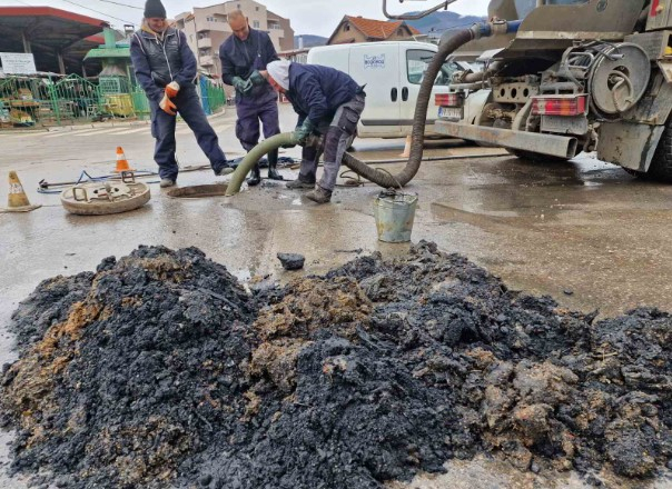 Foto: Vodovod čišćenje šahti na uglu ulice Nemanjine i Vojvode Mišića